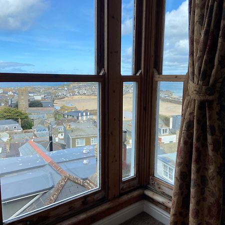 Huer'S Watch A Beautifully Presented Private Apartment With Far Reaching Views Over St Ives Harbour And Bay And Free Onsite Parking For Larger Groups Book Along With Our Connecting Two Sister Apartments Εξωτερικό φωτογραφία