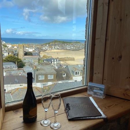 Huer'S Watch A Beautifully Presented Private Apartment With Far Reaching Views Over St Ives Harbour And Bay And Free Onsite Parking For Larger Groups Book Along With Our Connecting Two Sister Apartments Εξωτερικό φωτογραφία
