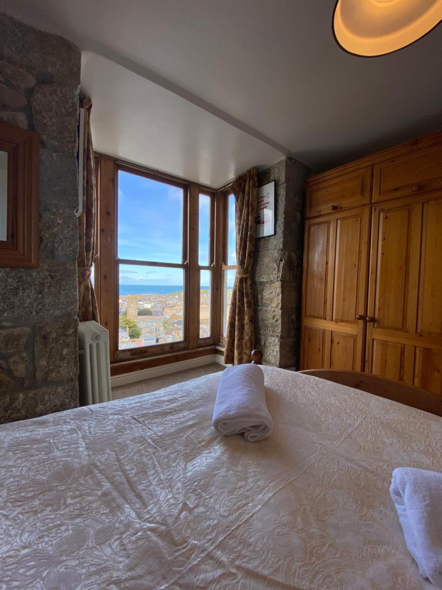 Huer'S Watch A Beautifully Presented Private Apartment With Far Reaching Views Over St Ives Harbour And Bay And Free Onsite Parking For Larger Groups Book Along With Our Connecting Two Sister Apartments Εξωτερικό φωτογραφία