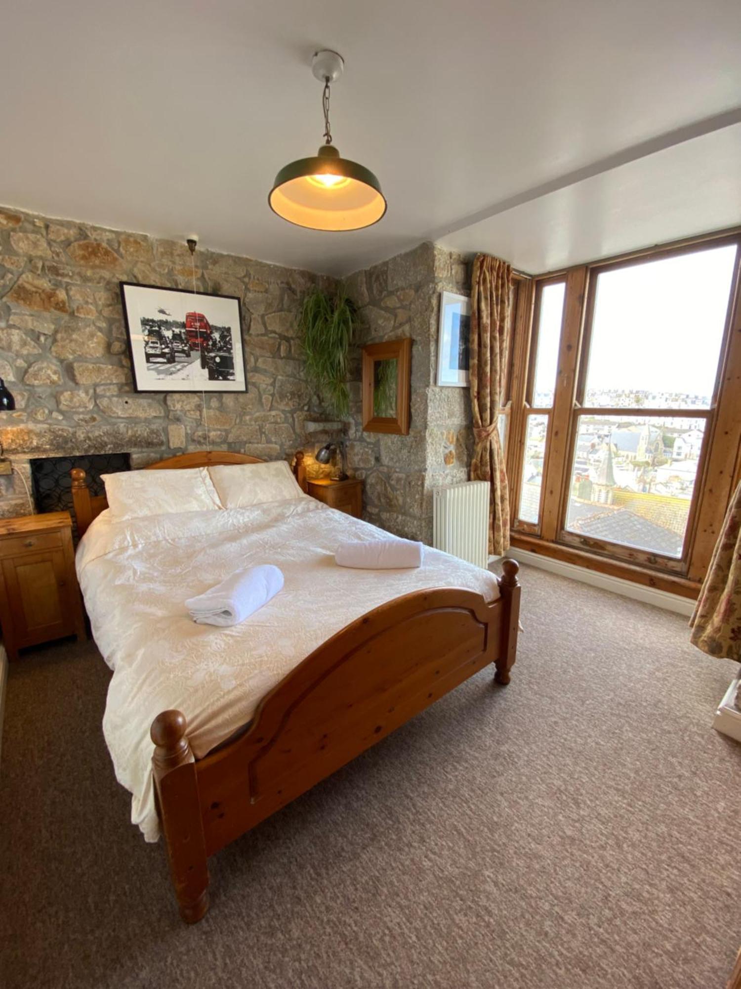 Huer'S Watch A Beautifully Presented Private Apartment With Far Reaching Views Over St Ives Harbour And Bay And Free Onsite Parking For Larger Groups Book Along With Our Connecting Two Sister Apartments Εξωτερικό φωτογραφία