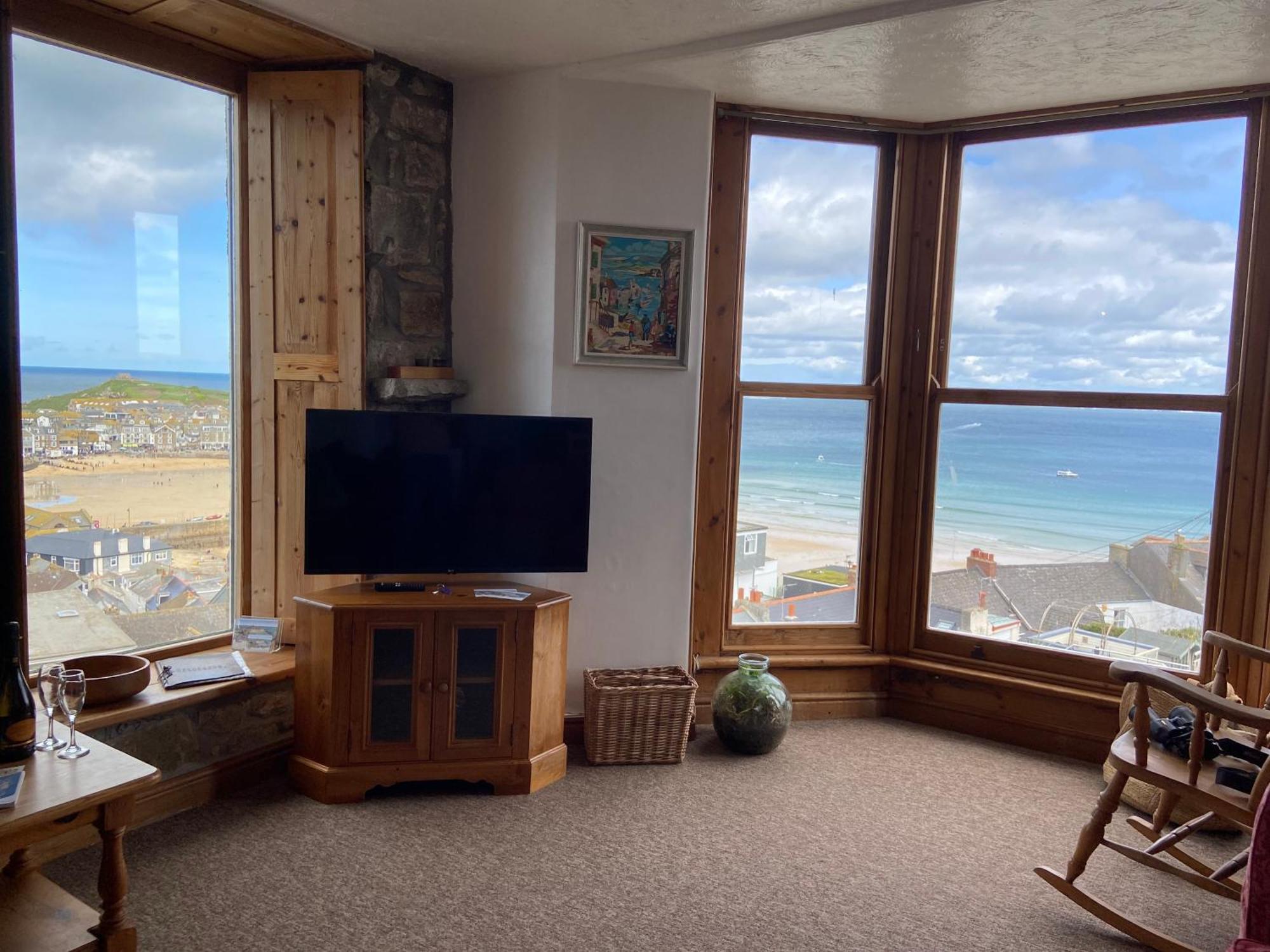 Huer'S Watch A Beautifully Presented Private Apartment With Far Reaching Views Over St Ives Harbour And Bay And Free Onsite Parking For Larger Groups Book Along With Our Connecting Two Sister Apartments Εξωτερικό φωτογραφία